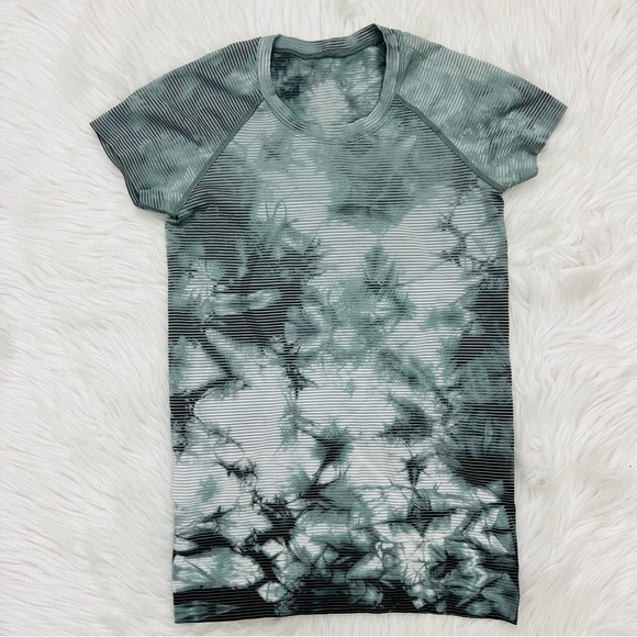 lululemon athletica Tops - Lululemon Swiftly Tech Short Sleeve 2.0 Shibori Stripe Graphite Gray
